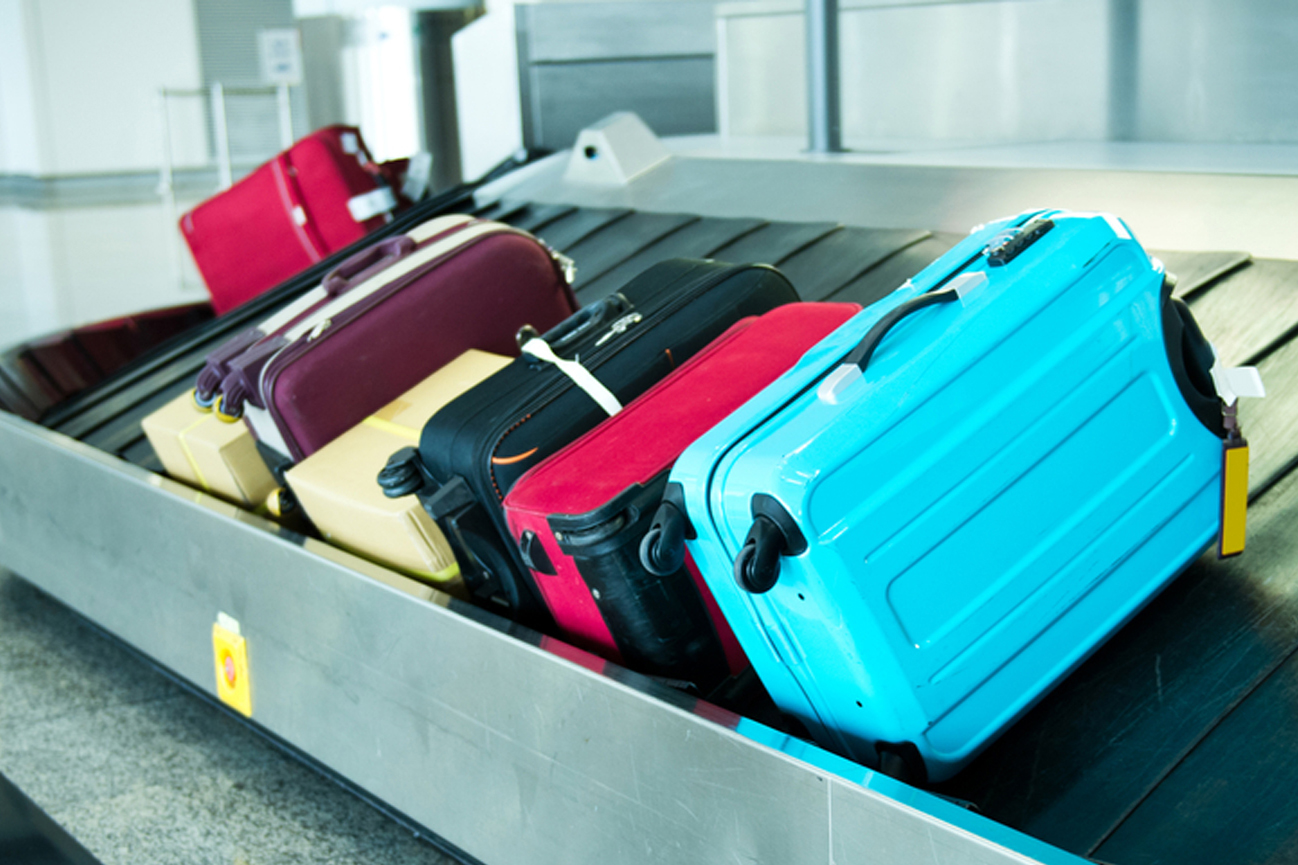 Baggage. Чемодан в аэропорту. Чемоданы на ленте в аэропорту. Лента для багажа. Багаж в аэропорту.